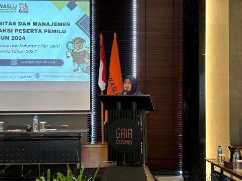 Siti Nurhayati, S.S Anggota Bawaslu Kota Yogyakarta memberikan sambutan dalam kegiatan Penguatan Kapasitas dan Manajemen Pengetahuan Saksi Peserta Pemilu 2024. 