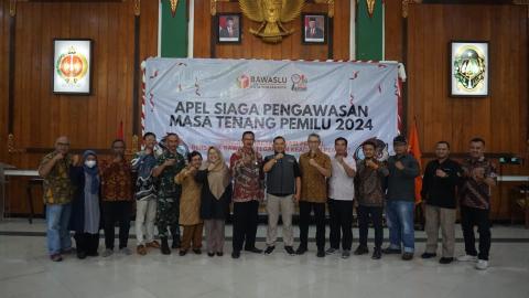 Ketua dan Anggota Bawaslu Kota Yogyakarta beserta jajaran stakeholder terkait kepemiluan.
