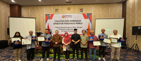Bawaslu Kota Yogyakarta Menyerahkan Penghargaan 6 Kategori Panwaslucam Terbaik