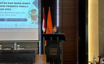 Siti Nurhayati, S.S Anggota Bawaslu Kota Yogyakarta memberikan sambutan dalam kegiatan Penguatan Kapasitas dan Manajemen Pengetahuan Saksi Peserta Pemilu 2024. 