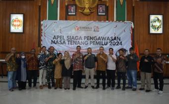 Ketua dan Anggota Bawaslu Kota Yogyakarta beserta jajaran stakeholder terkait kepemiluan.