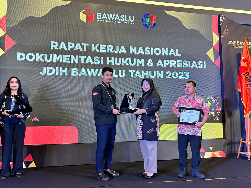 BAWASLU KOTA YOGYAKARTA MERAIH PENGHARGAAN ”OPERATOR TERBAIK KABUPATEN/KOTA TAHUN 2023” DALAM JDIH BAWASLU AWARDS 2023