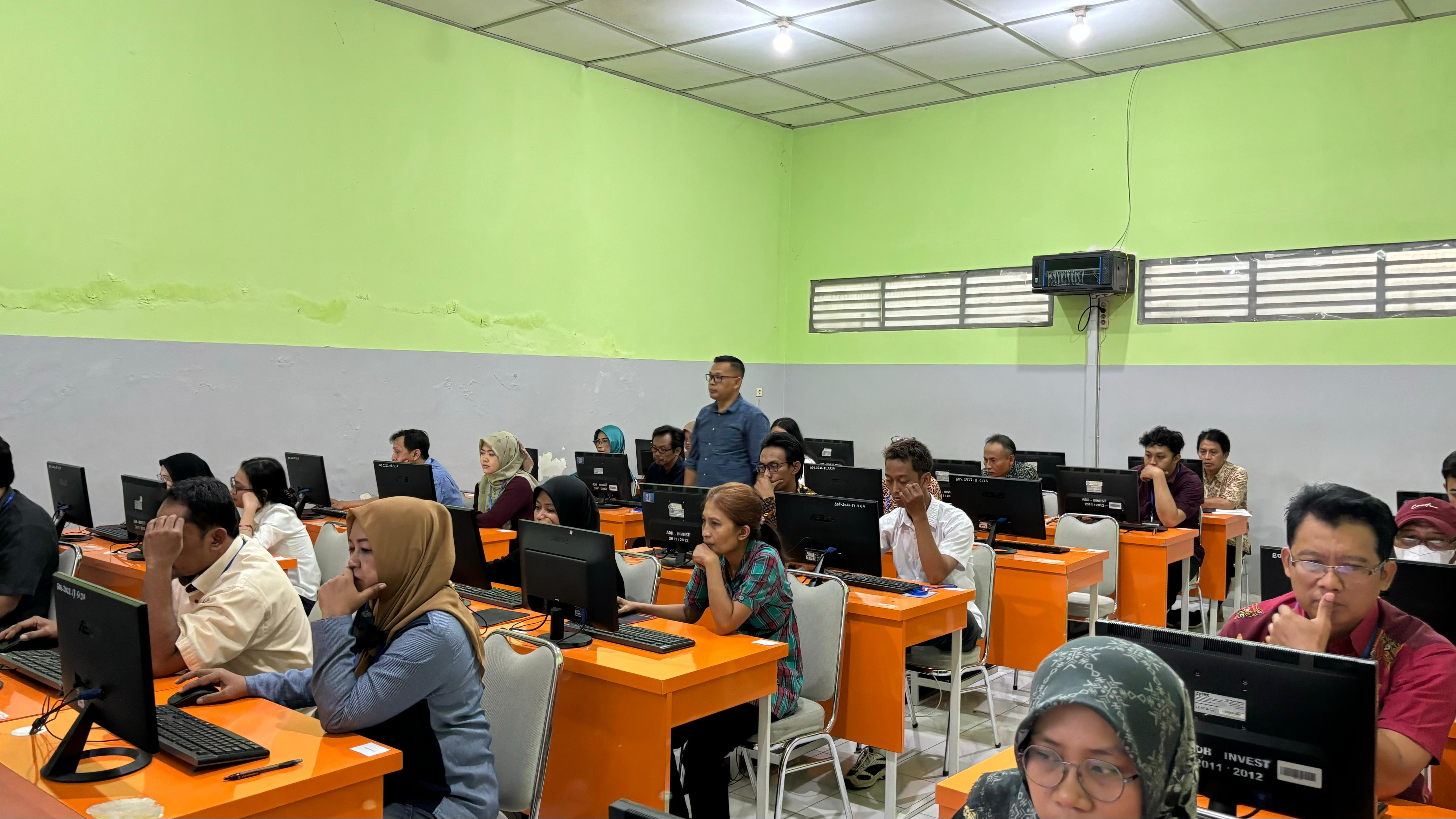 Ketua Bawaslu Kota Yogyakarta Mengawasi Proses Tes Tertulis Calon Panwascam