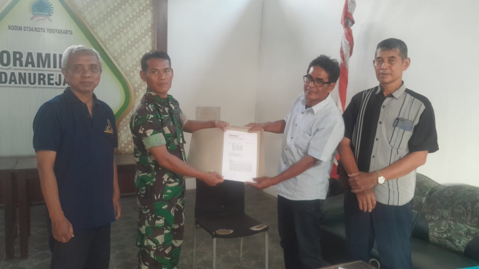 Panwaslu Kecamatan Danurejan menyerahkan Surat Imbauan Netralitas kepada TNI
