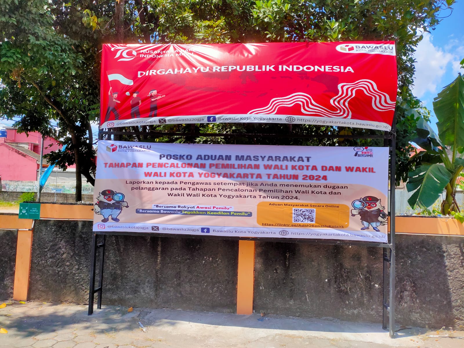 Masyarakat dapat menyampaikan aduan terkait dugaan pelanggaran Pemilu melalui Aplikasi Aduan Masyarakat Secara Online (AdMO)