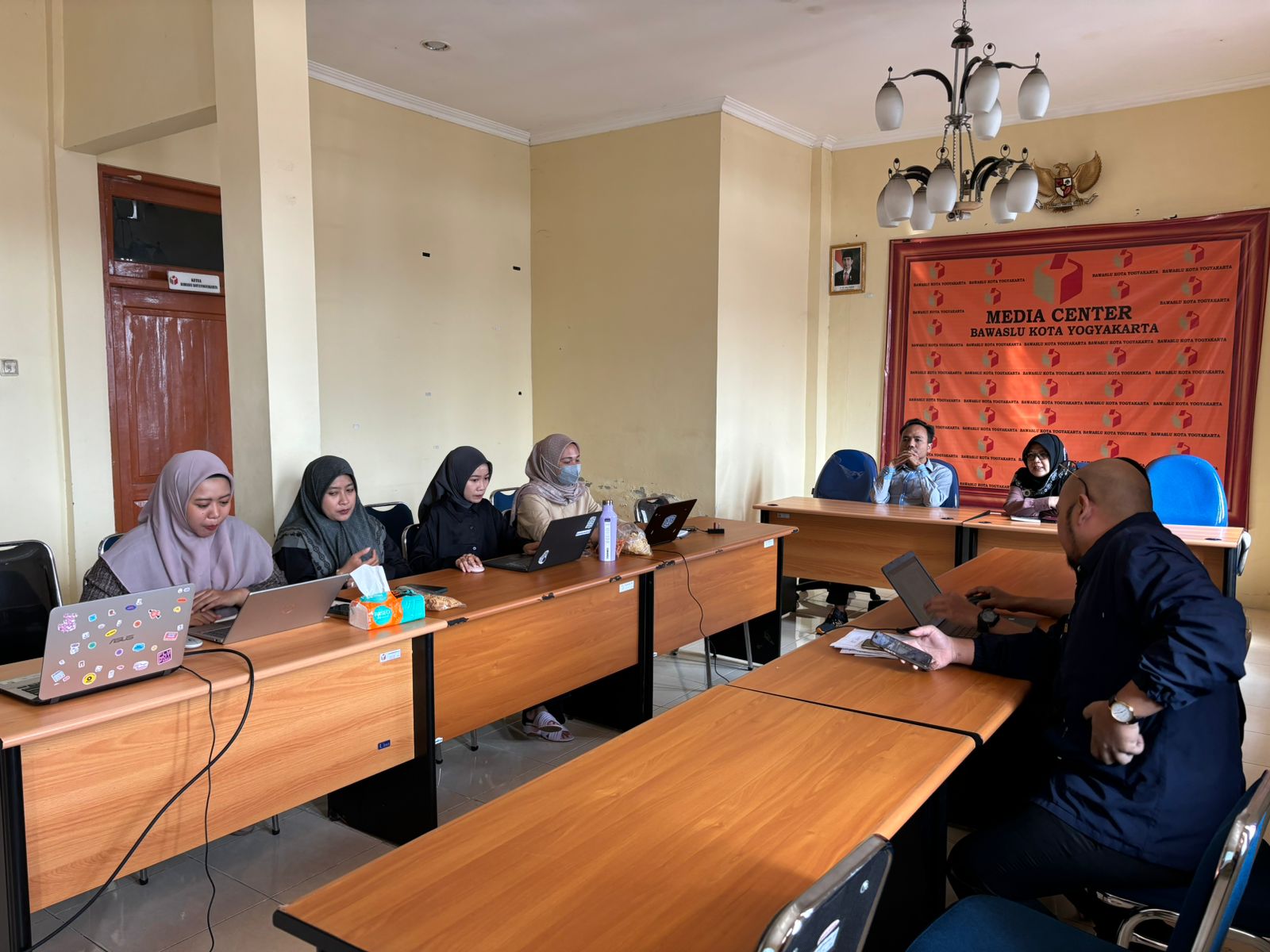 Bawaslu Kota Yogyakarta lakukan Rapat Internal terkait Monitoring dan Evaluasi terhadap Layanan Informasi Publik