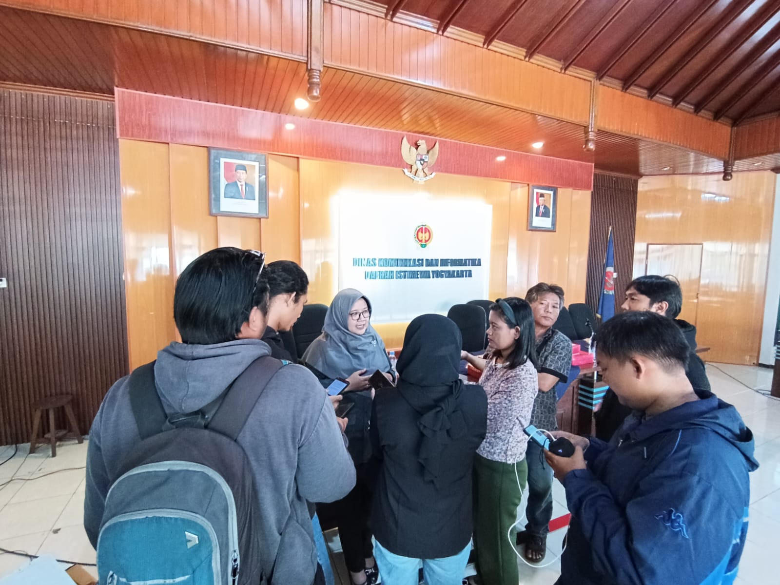 Anggota Bawaslu Kota Yogyakarta Siti Nurhayati memberikan keterangan kepada pers terkait Pilkada 2024