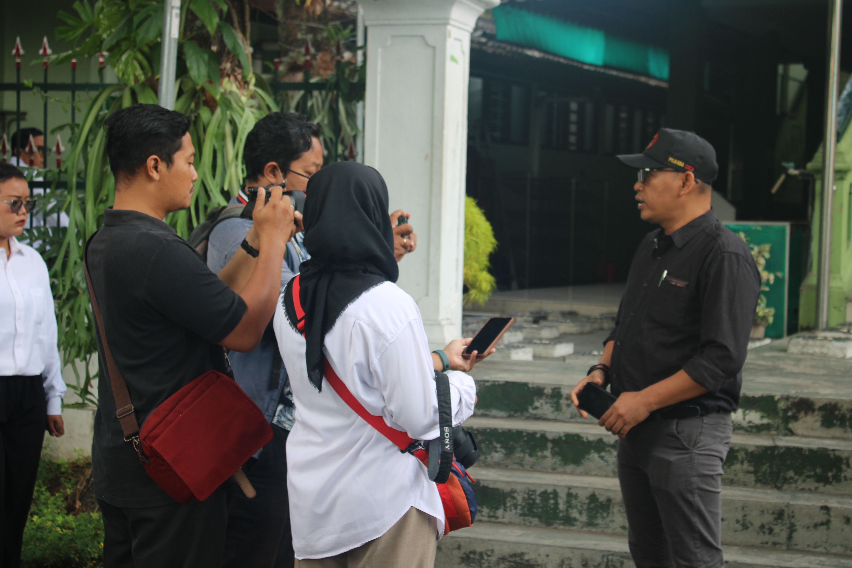 Ketua Bawaslu Kota Yogyakarta Andie Kartala saat diwawancarai oleh media terkait penertiban APK Pemilihan 2024