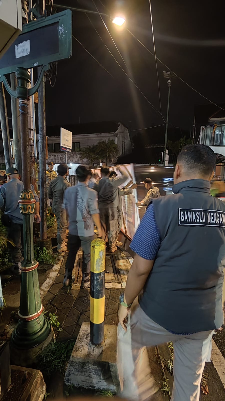 Bawaslu Kota Yogyakarta tertibkan alat peraga kampanye bersama stakeholder