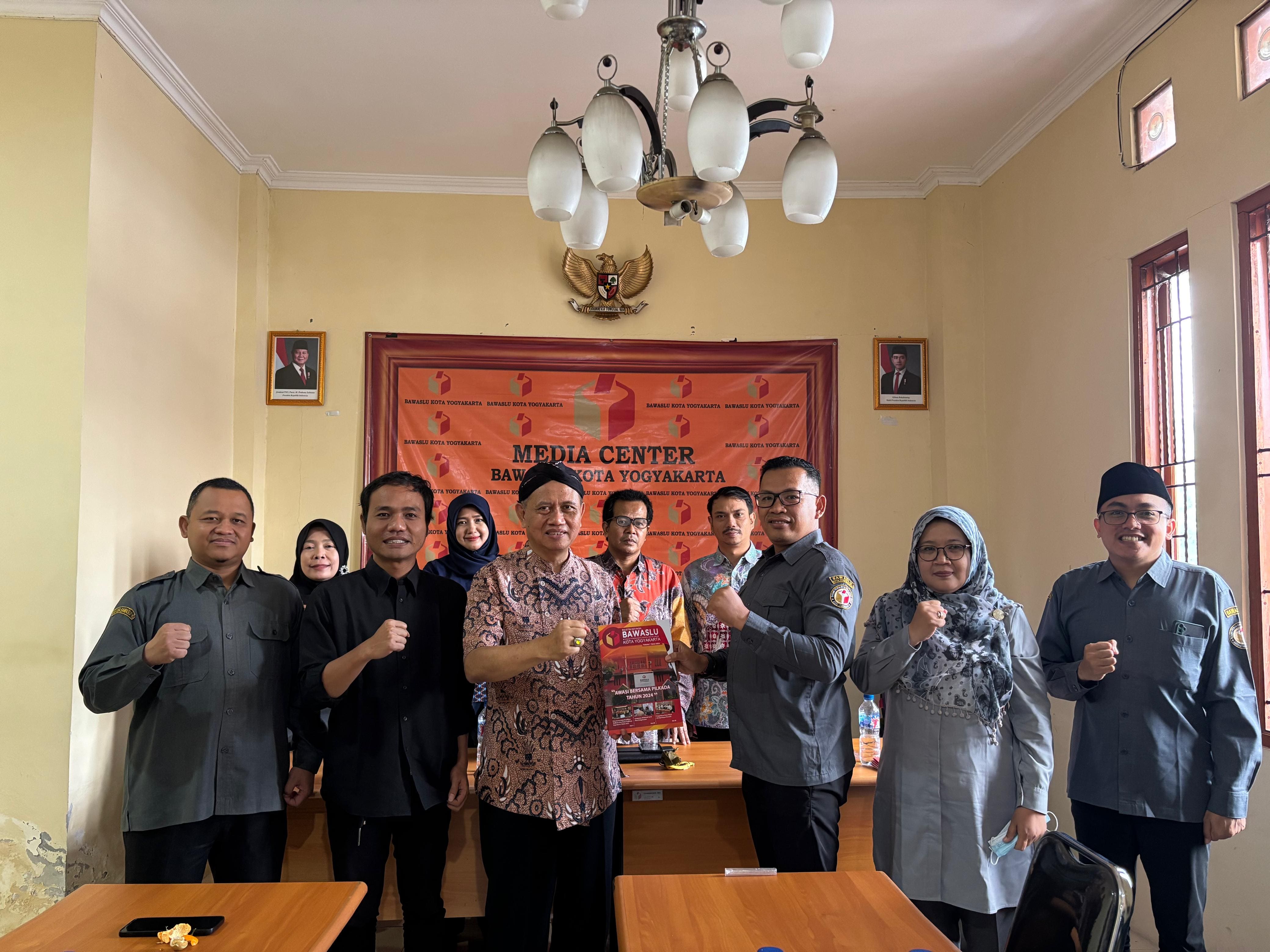 Bawaslu Kota Yogyakarta menyerahkan Buletin Adyaksa kepada Bawaslu DIY