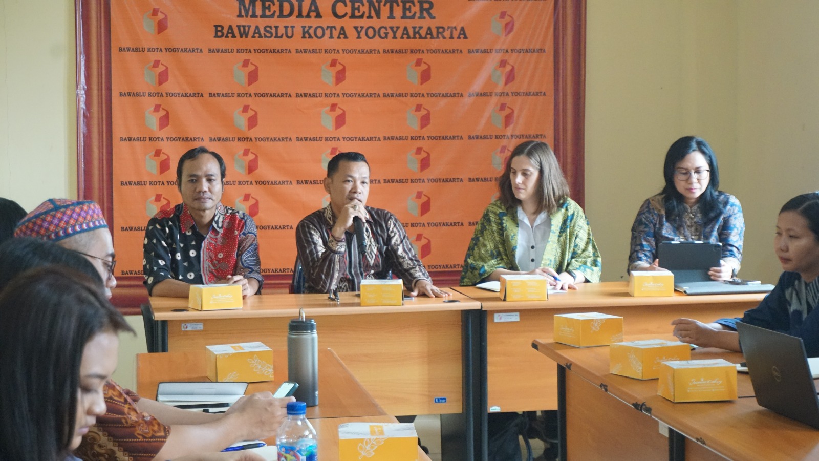 Ketua dan Anggota Bawaslu Kota Yogyakarta bersama perwakilan DFAT dan Bappenas