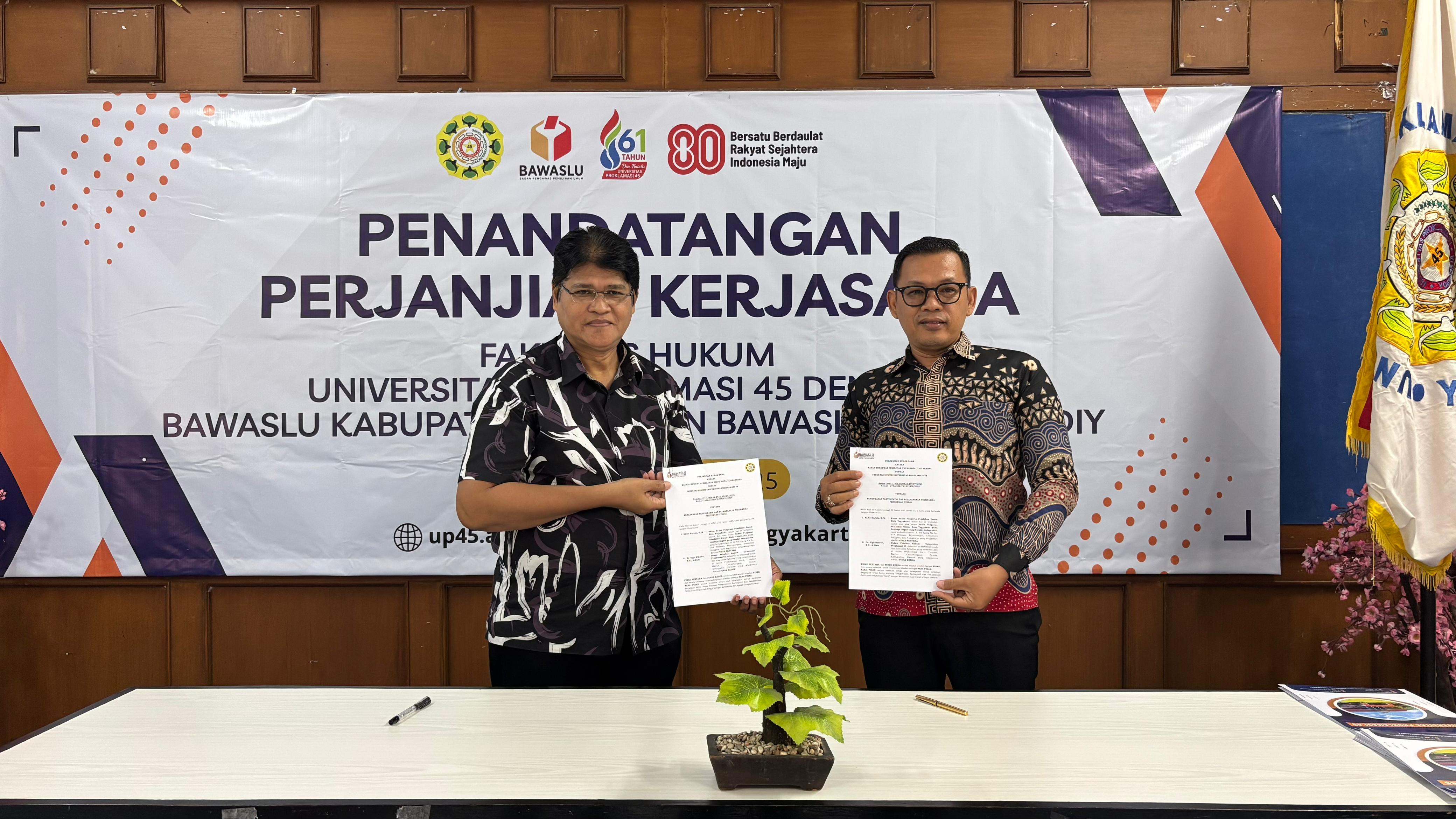 Ketua Bawaslu Kota Yogyakarta dan Dekan Fakultas Hukum Universitas Proklamasi 45 menandatangani Perjanjian Kerja Sama