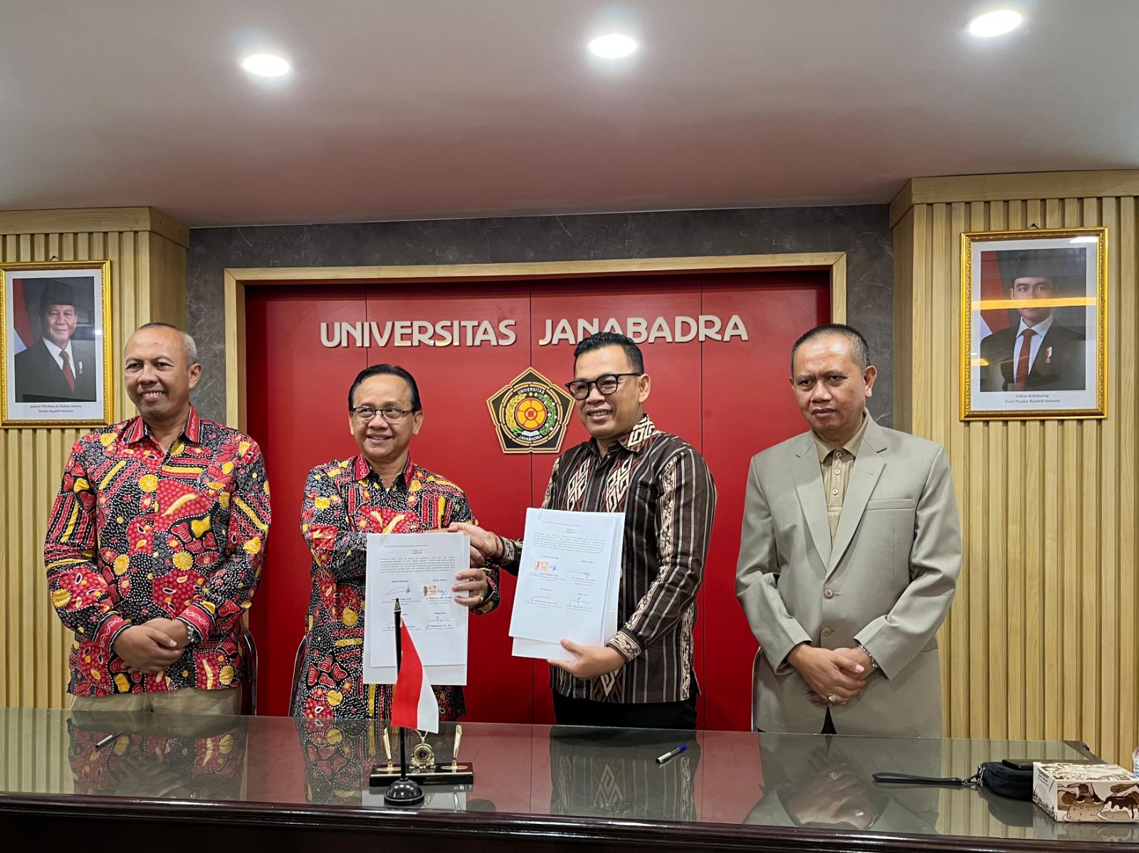 Ketua Bawaslu Kota Yogyakarta dan Dekan Fakultas Hukum Universitas Janabadra menandatangani Perjanjian Kerja Sama