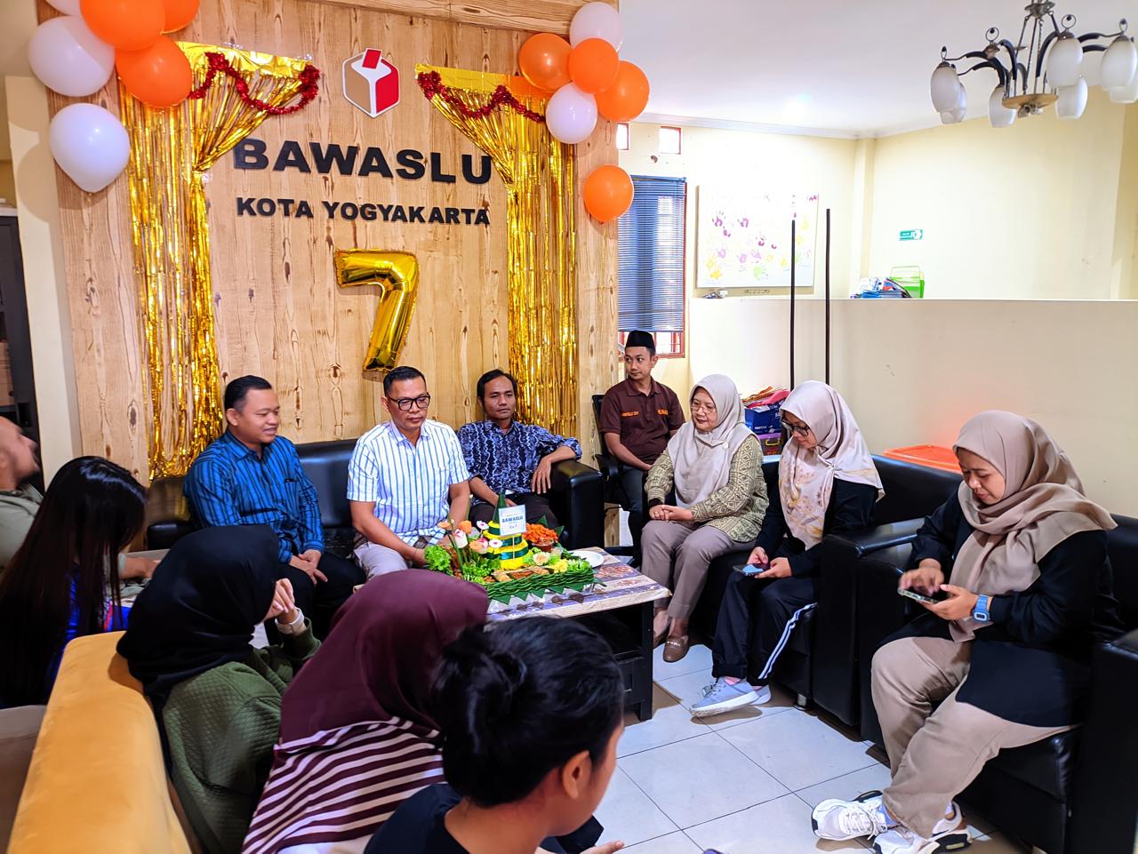 Bawaslu Kota Yogyakarta melakukan tasyakuran HUT ke-7 Bawaslu Kabupaten/Kota