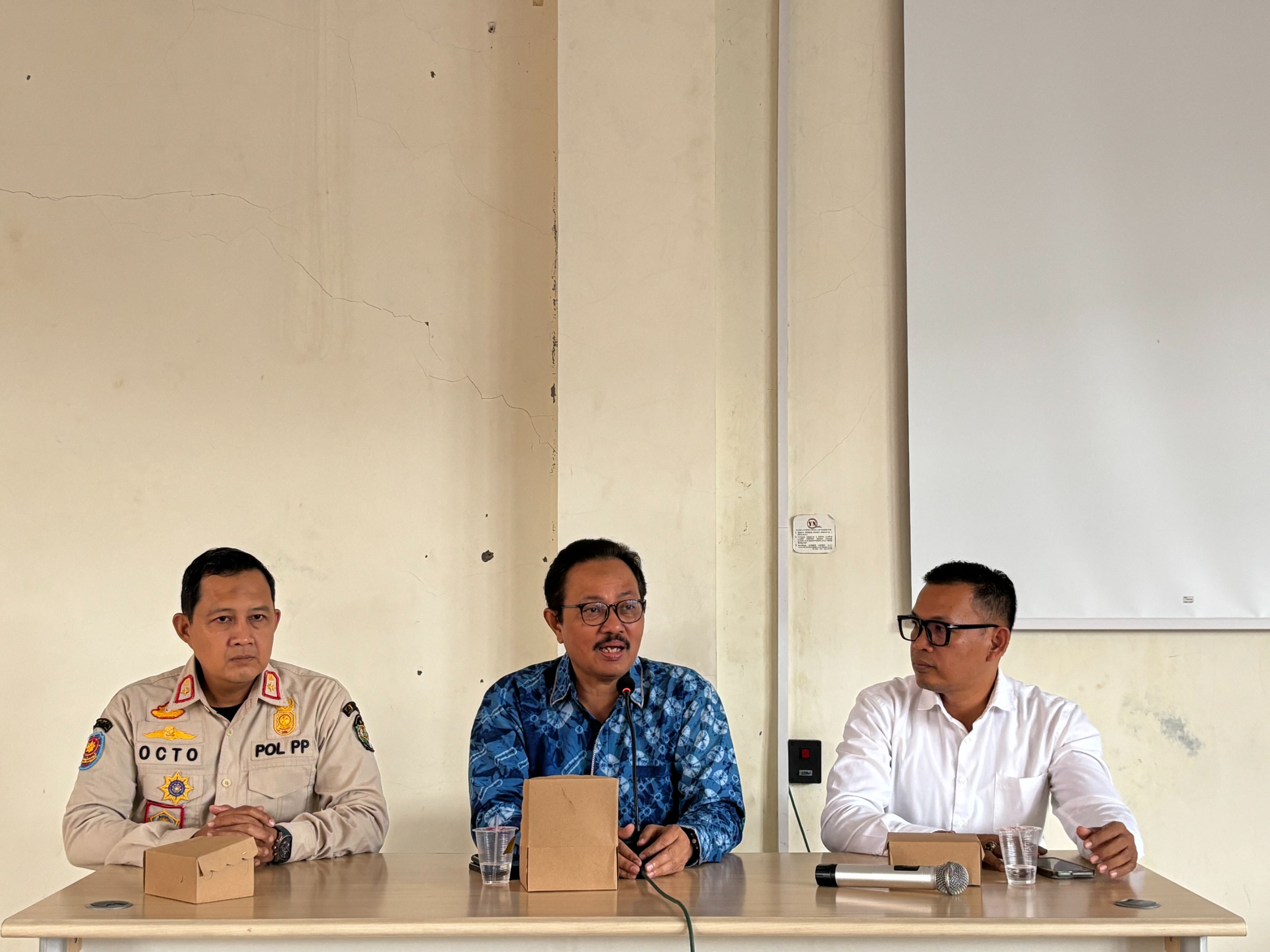 Ketua Bawaslu Kota Yogyakarta, Andie Kartala bersama Ketua dan Wakil Ketua Kwarcab Kota Yogyakarta, Heroe Poerwadi dan Octo Noor Arafat