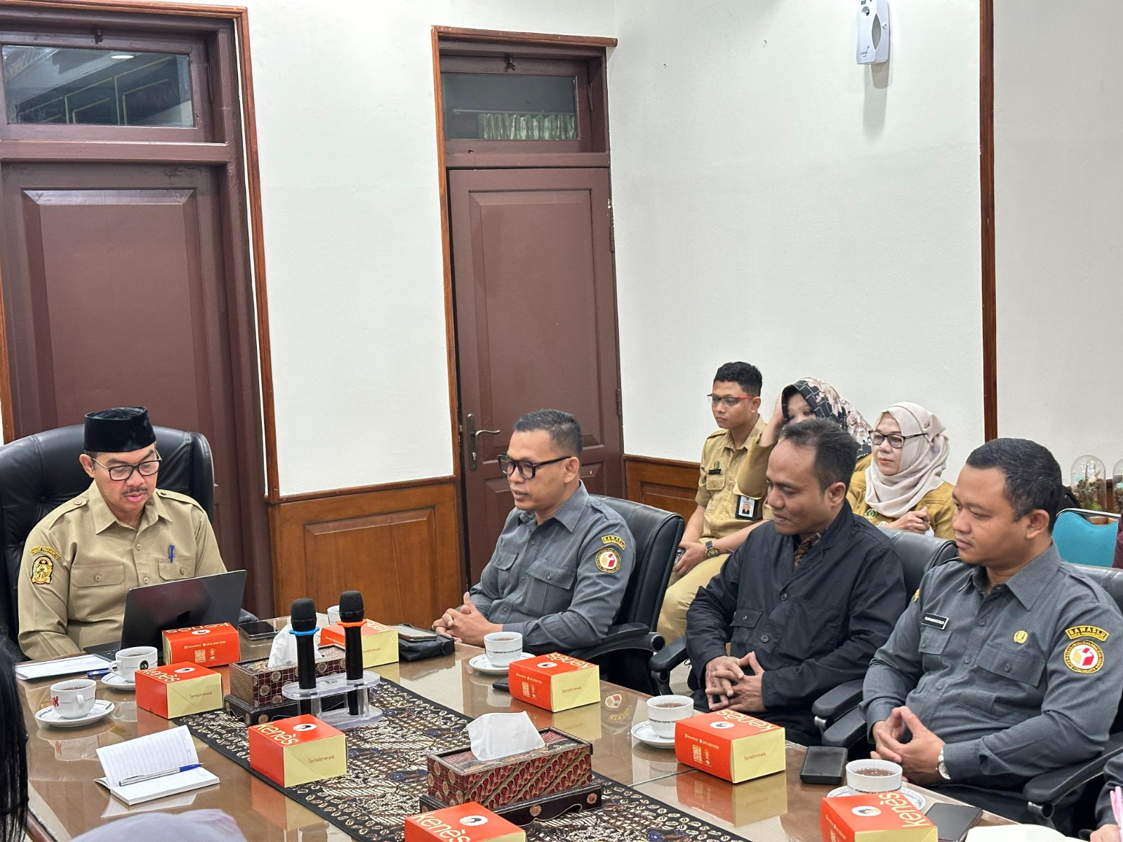 Ketua Bawaslu Kota Yogyakarta menyampaikan maksud dan tujuan audiensi kepada Wali Kota Yogyakarta