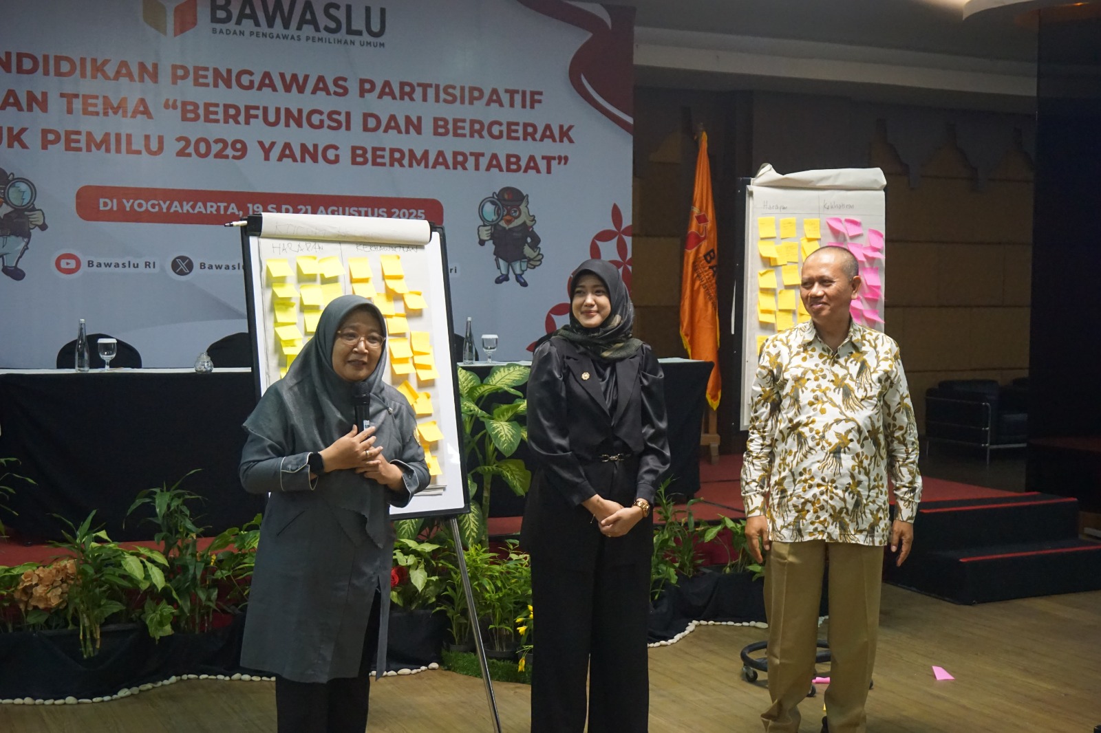 Anggota Bawaslu Kota Yogyakarta, Siti Nurhayati, bersama Anggota Bawaslu DIY, Umi Illiyina, dan Ketua Bawaslu DIY, Mohammad Najib