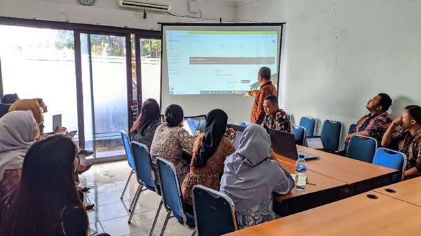 Kepala Sekretariat Bawaslu Kota Yogyakarta melakukan sosialisasi aplikasi Tren Silapor kepada jajaran Sekretariat Bawaslu Kota Yogyakarta