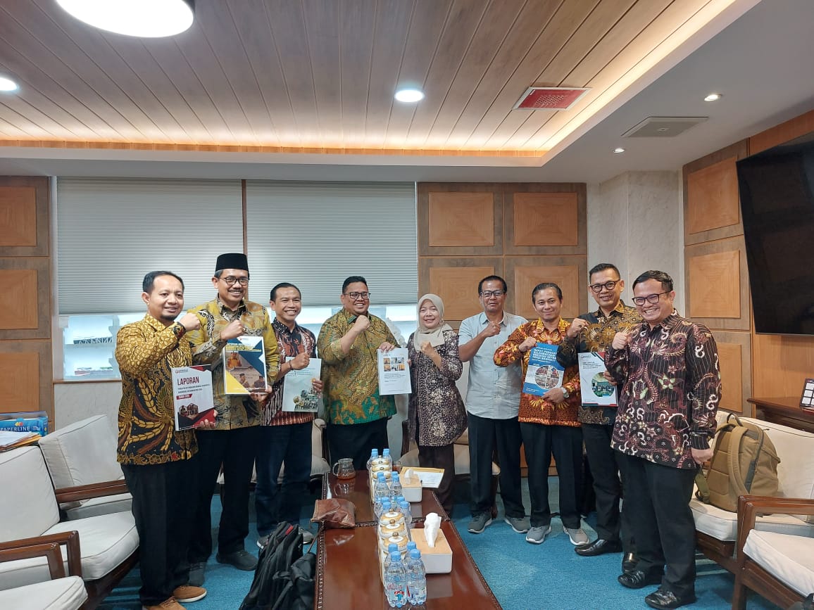 Ketua Bawaslu Kota Yogyakarta, Andie Kartala, bersama dengan Ketua Bawaslu Kabupaten/Kota se-D.I. Yogyakarta menyerahkan Laporan Pelaksanaan Penguatan Kelembagaan kepada Bawaslu RI