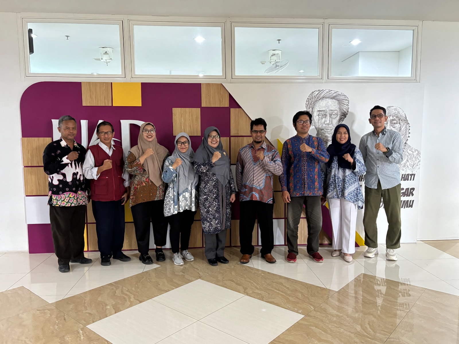 Jajaran Bawaslu Kota Yogyakarta berfoto bersama jajaran Fakultas Sastra, Budaya, dan Komunikasi Universitas Ahmad Dahlan