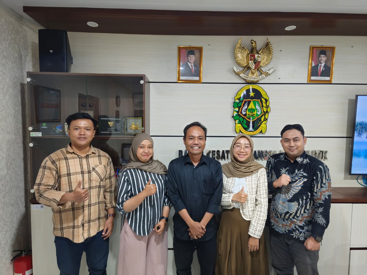 Anggota Bawaslu Kota Yogyakarta Jantan Putra Bangsa bersama jajaran juri dalam lomba esai Olimpiade Demokrasi 2025