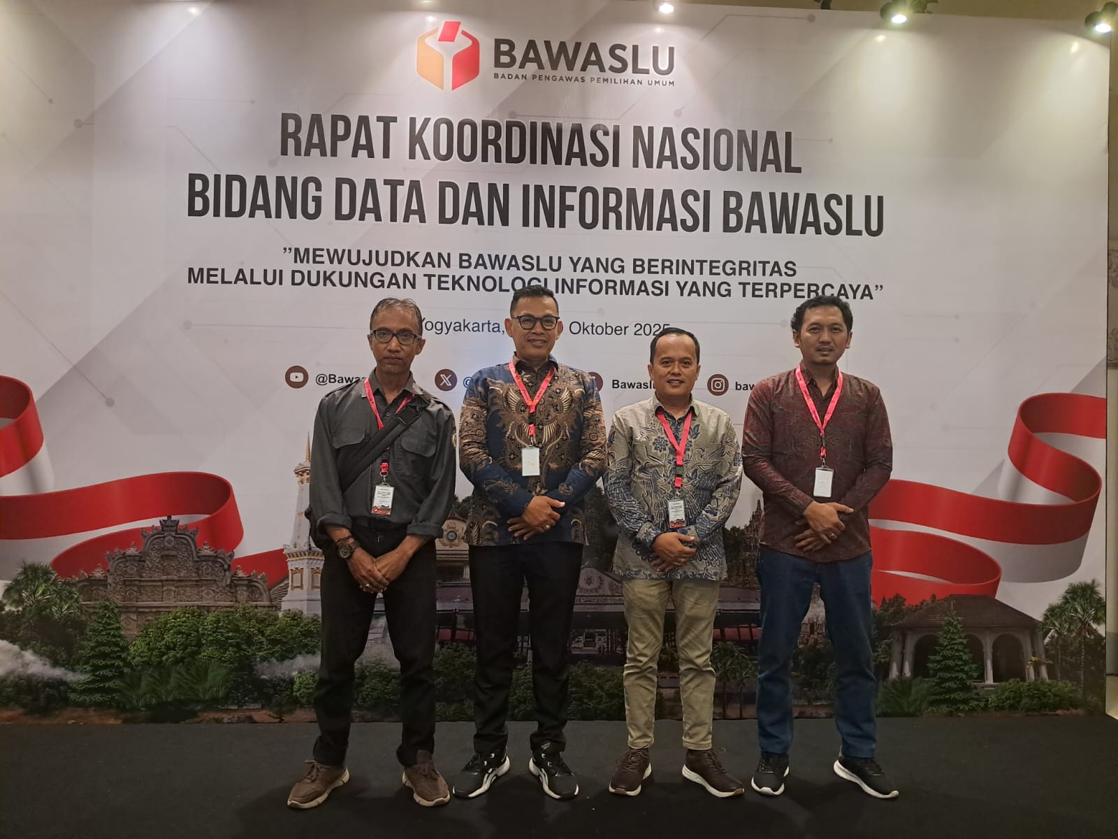 Ketua Bawaslu Kota Yogyakarta, Andie Kartala, beserta Koordinator Divisi Bawaslu Kabupaten se-DIY yang membidangi Data dan Informasi menghadiri Rakornas Bidang Data dan Informasi tahun 2025