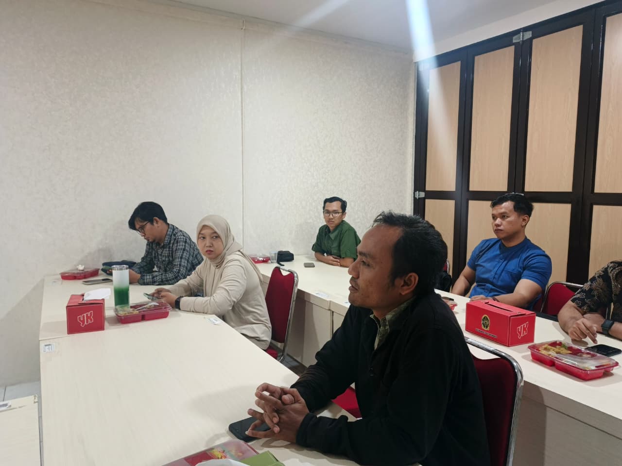 Anggota Bawaslu Kota Yogyakarta, Jantan Putra Bangsa, menghadiri kegiatan Rapat Evaluasi Olimpiade Demokrasi di Bakesbangpol Kota Yogyakarta