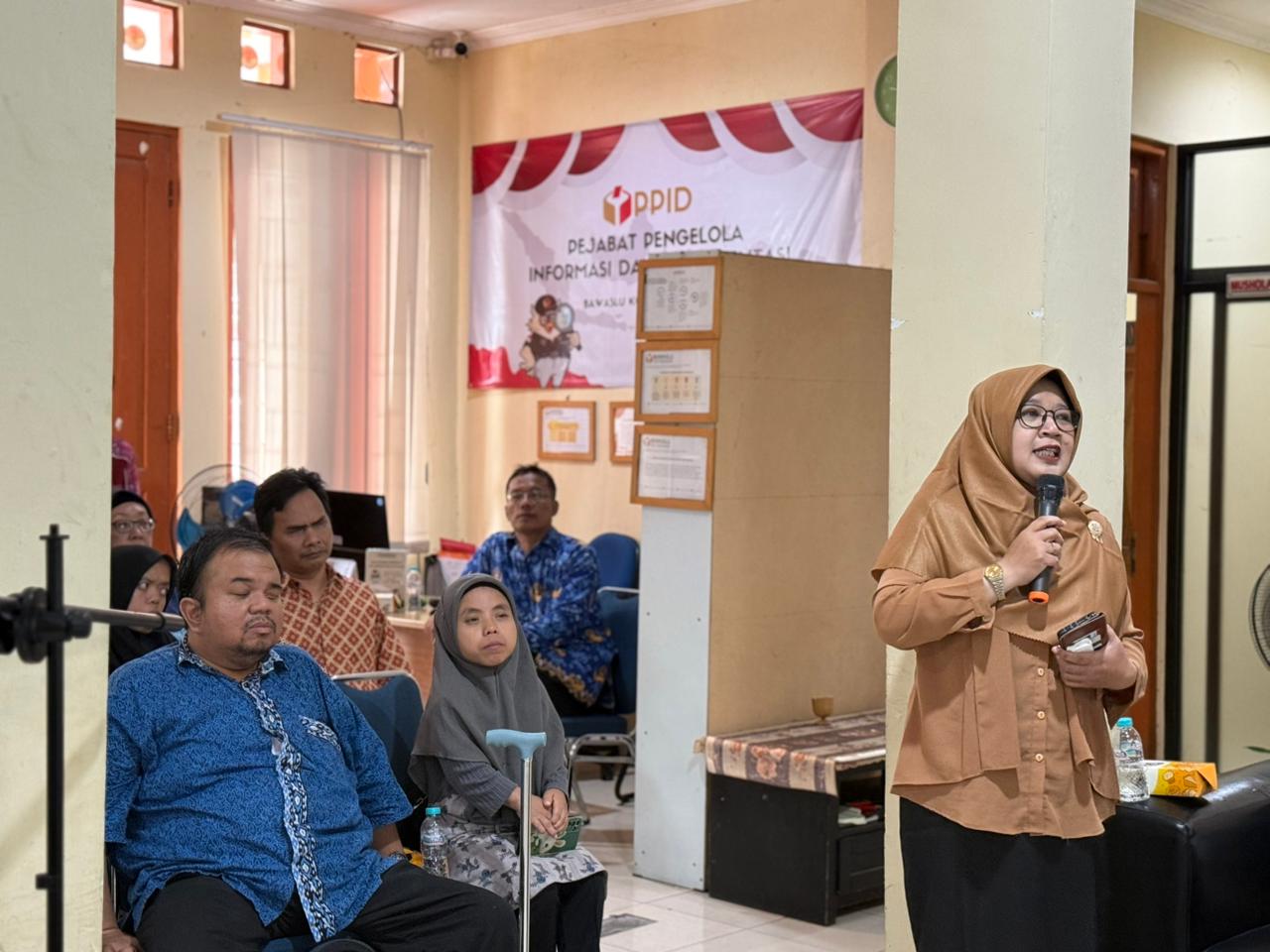 Anggota Bawaslu Kota Yogyakarta, Siti Nurhayati, memaparkan pentingnya literasi digital dalam pengawasan partisipatif dalam acara Sosialisasi Kelas Kecerdasan Artifisial bersama Mafindo