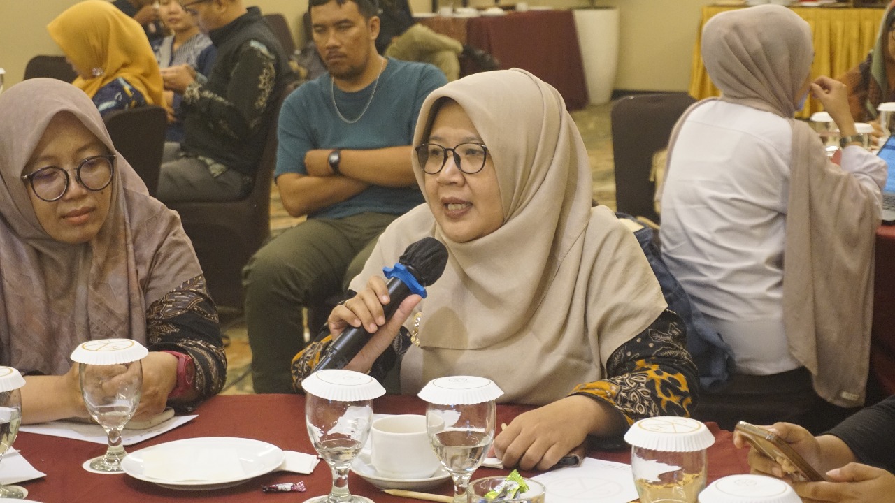 Anggota Bawaslu Kota Yogyakarta, Siti Nurhayati, memberikan rekomendasi dalam kegiatan Monev Program Ketahanan Demokrasi yang diselenggarakan Yayasan LKiS