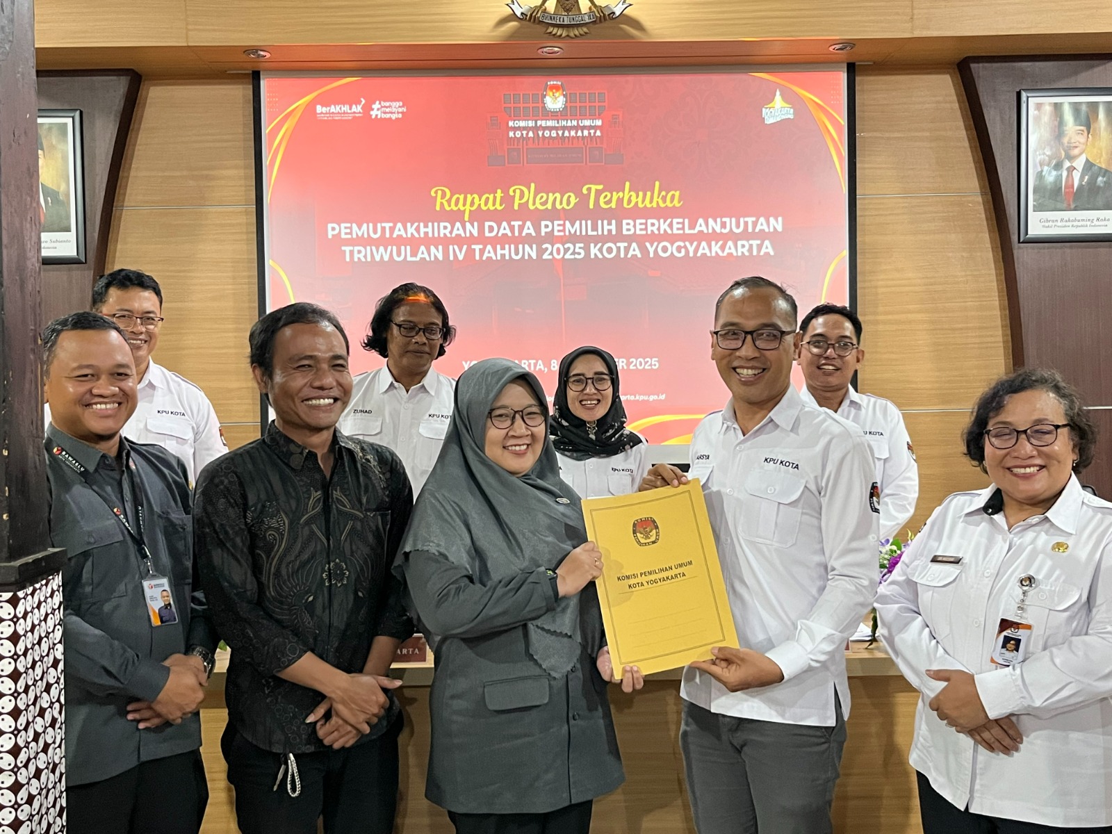 Bawaslu Kota Yogyakarta menerima salinan Berita Acara Rekapitulasi PDPB Triwulan IV Tahun 2025 dari KPU Kota Yogyakarta