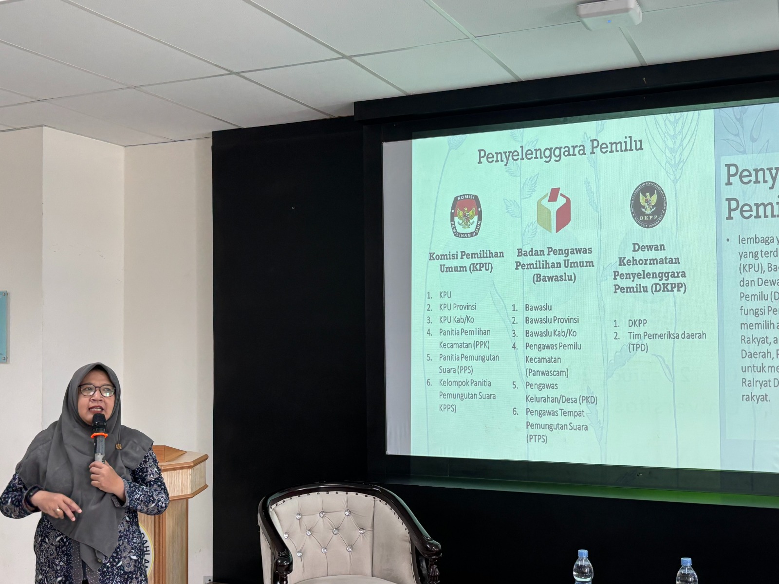 Anggota Bawaslu Kota Yogyakarta Siti Nurhayati menjadi narasumber dalam kegiatan Stadium General bertemakan "Peran Sivitas Akademika dalam Pengawasan Partisipatif untuk Mewujudkan Pemilu yang Bermartabat” di UAD