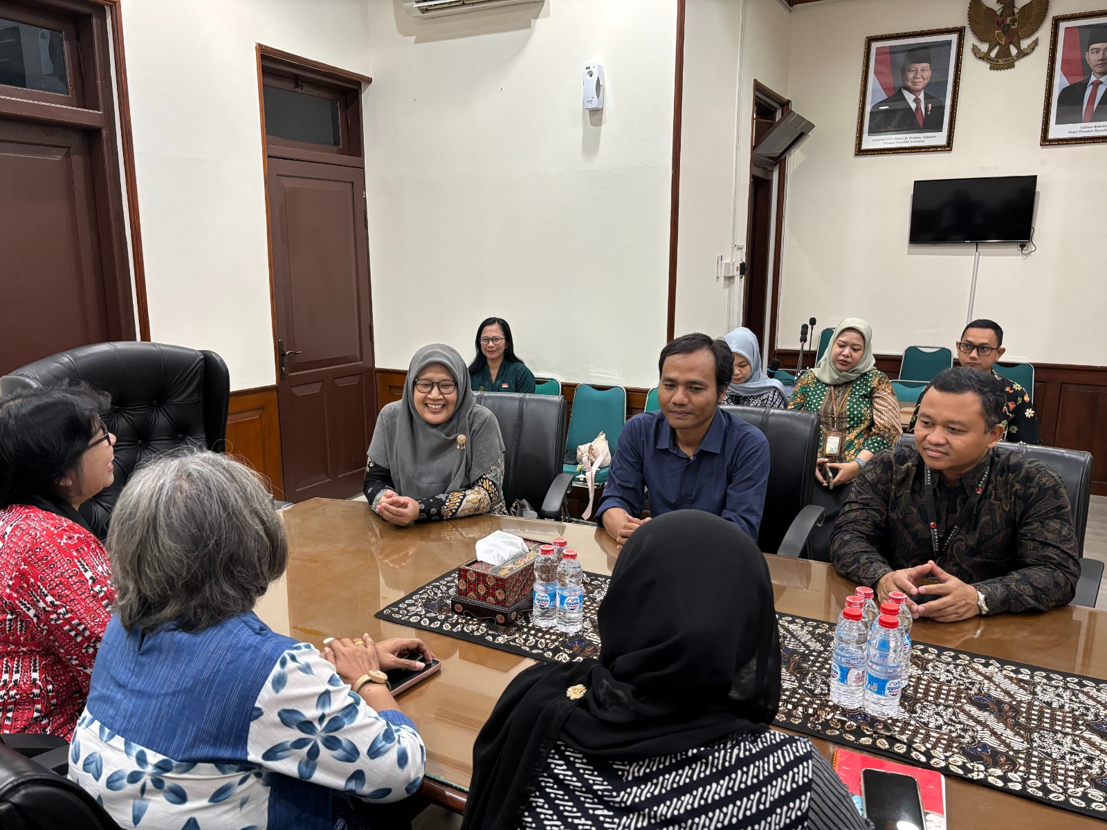Anggota, Kepala Sekretariat, dan staf Sekretariat Bawaslu Kota Yogyakarta berdiskusi dengan perwakilan OPD Kota Yogyakarta yang telah meraih peringkat WBK