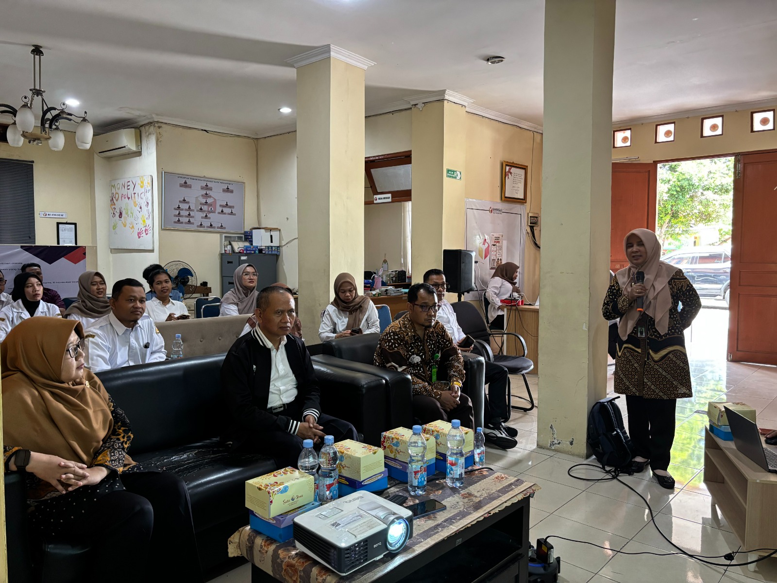 Tim ZI Kemenag Kota Yogyakarta menyampaikan paparan pada kegiatan Pembelajaran dari Kementerian Agama Kota Yogyakarta dalam Penguatan Implementasi Zona Integritas di Kantor Bawaslu Kota Yogyakarta