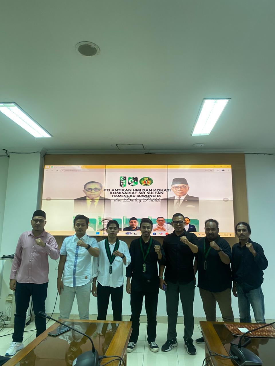 Ketua Bawaslu Kota Yogyakarta Andie Kartala bersama pengurus HMI Komisariat Sri Sultan Hamengkubuwono IX