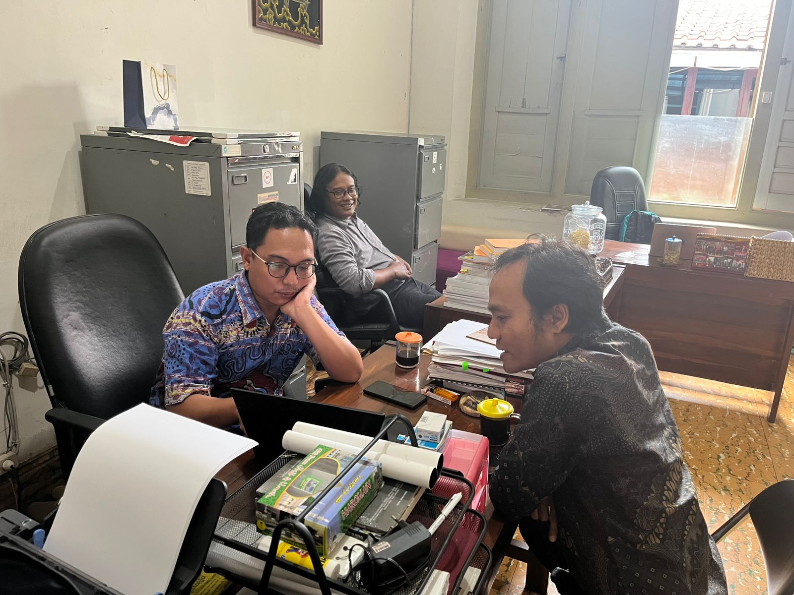 Anggota Bawaslu Kota Yogyakarta Jantan Putra Bangsa melakukan pengawasan pemutakhiran data parpol berkelanjutan di KPU Kota Yogyakarta