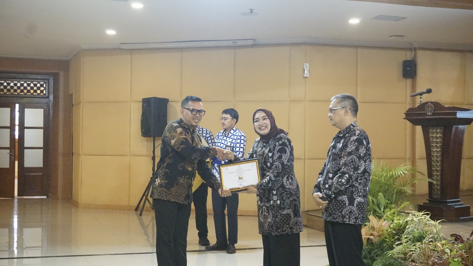 Ketua Bawaslu Kota Yogyakarta menerima penghargaan dari Ketua KID DIY