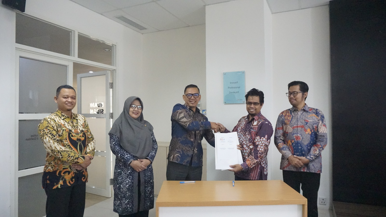 Ketua Bawaslu Kota Yogyakarta dan Dekan FSBK UAD menandatangani perjanjian kerja sama