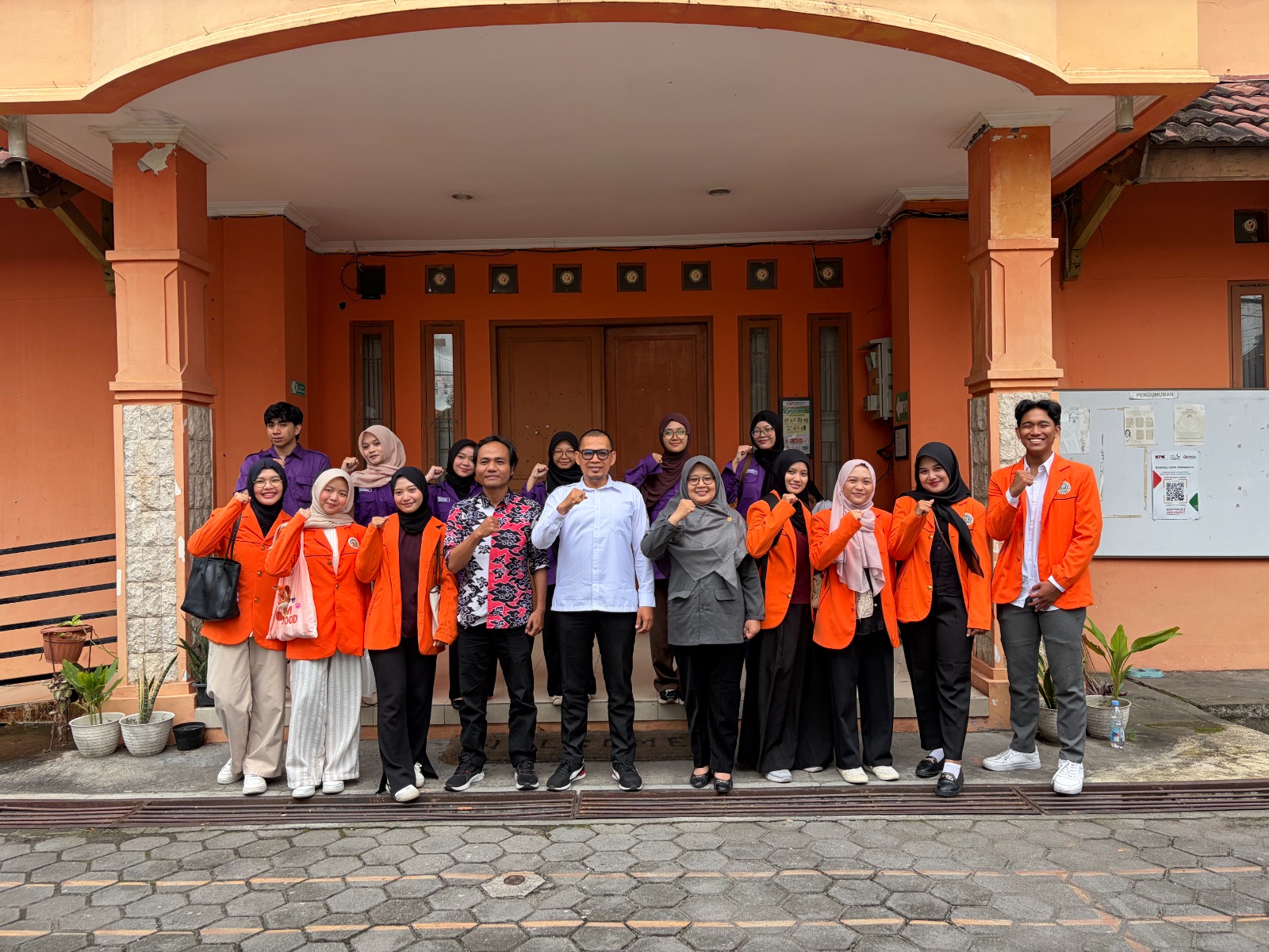 Ketua dan Anggota Bawaslu Kota Yogyakarta berfoto bersama mahasiswa Fakultas Psikologi UAD setelah wawancara dan observasi terkait Politik Uang dan Keadilan Pemilu