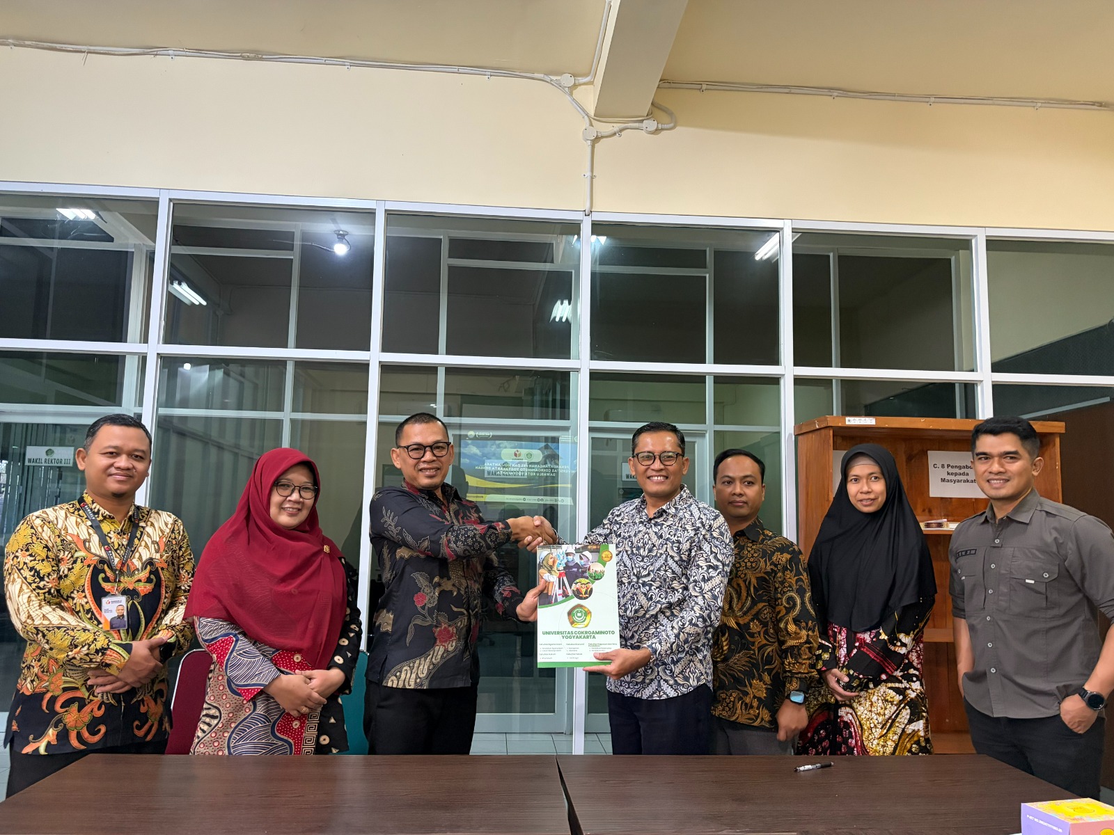 Ketua, Anggota, dan Kepala Sekretariat Bawaslu Kota Yogyakarta berfoto bersama Rektor, Dekan Fakultas Hukum, dan Kaprodi Ilmu Hukum Universitas Cokroaminoto Yogyakarta berfoto bersama pasca penandatanganan Nota Kesepahaman dan Perjanjian Kerja Sama