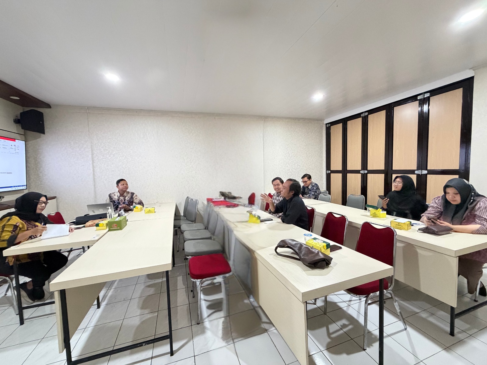 Anggota Bawaslu Kota Yogyakarta Jantan Putra Bangsa mengikuti Rapat Koordinasi Persiapan Seleksi Duta Demokrasi di Kesbangpol Kota Yogyakarta