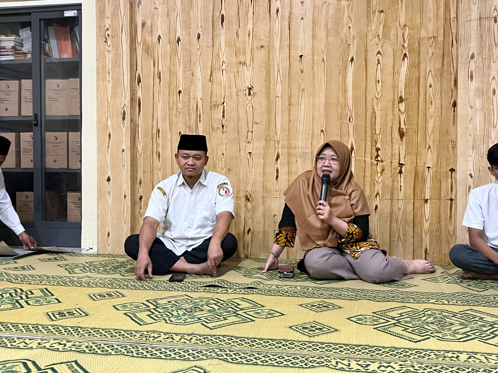 Anggota dan Kepala Sekretariat Bawaslu Kota Yogyakarta memantik diskusi dan refleksi kelembagaan di bulan Ramadan
