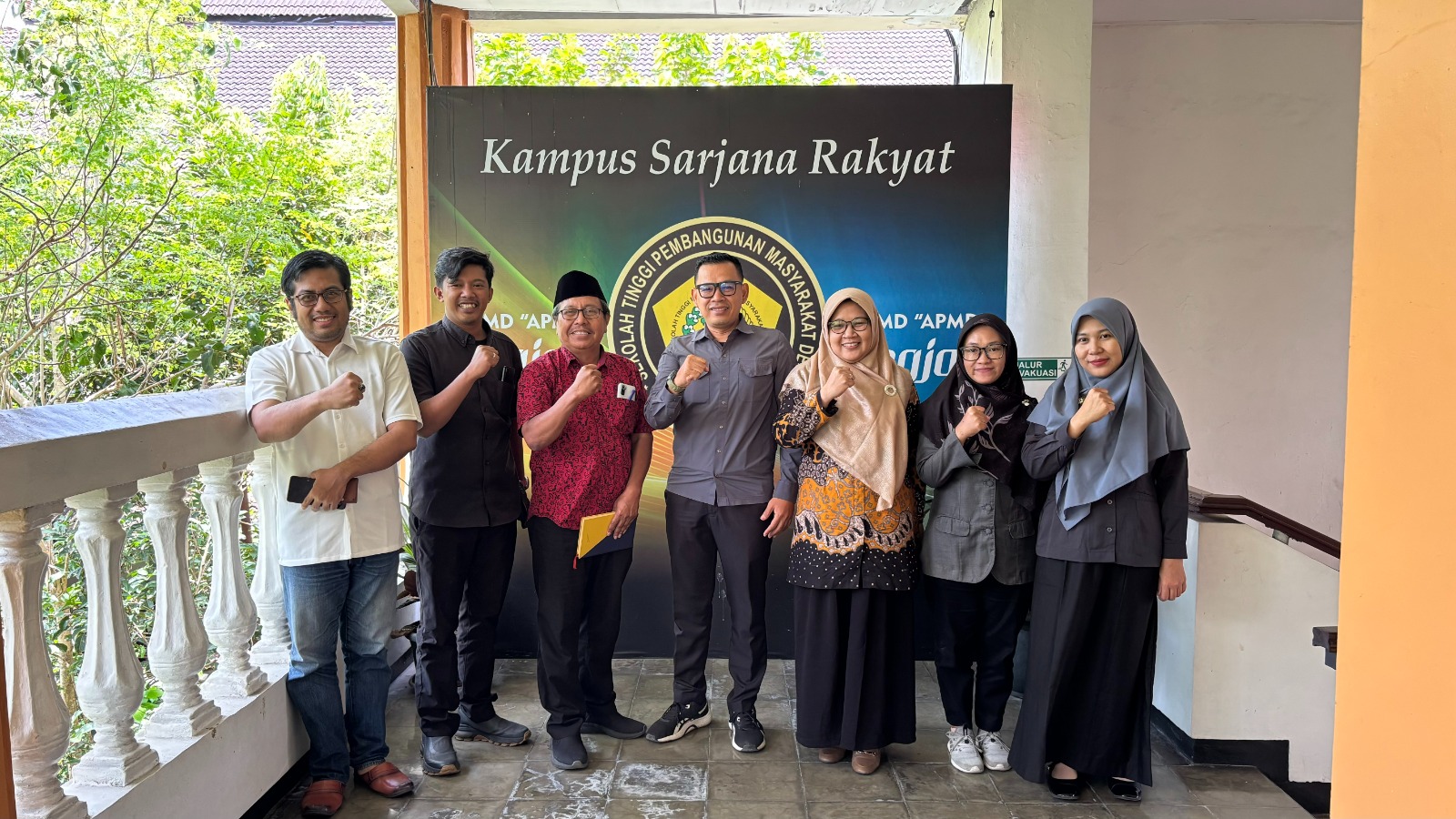 Ketua, Anggota, dan jajaran sekretariat Bawaslu Kota Yogyakarta melakukan audiensi ke STPMD "APMD" Yogyakarta