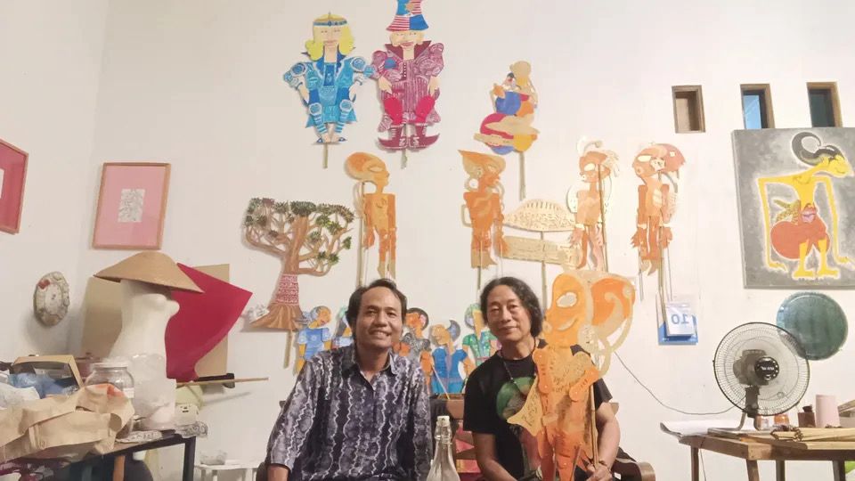 Anggota Bawaslu Kota Yogyakarta Jantan Putra Bangsa melakukan konsolidasi demokrasi dengan Hangno Hartono sebagai upaya penguatan demokrasi partisipatif melalui pendekatan kebudayaan