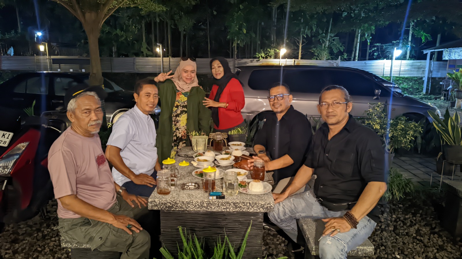 Ketua Bawaslu Kota Yogyakarta melakukan dialog sekaligus konsolidasi demokrasi bersama driver online roda empat dan roda dua