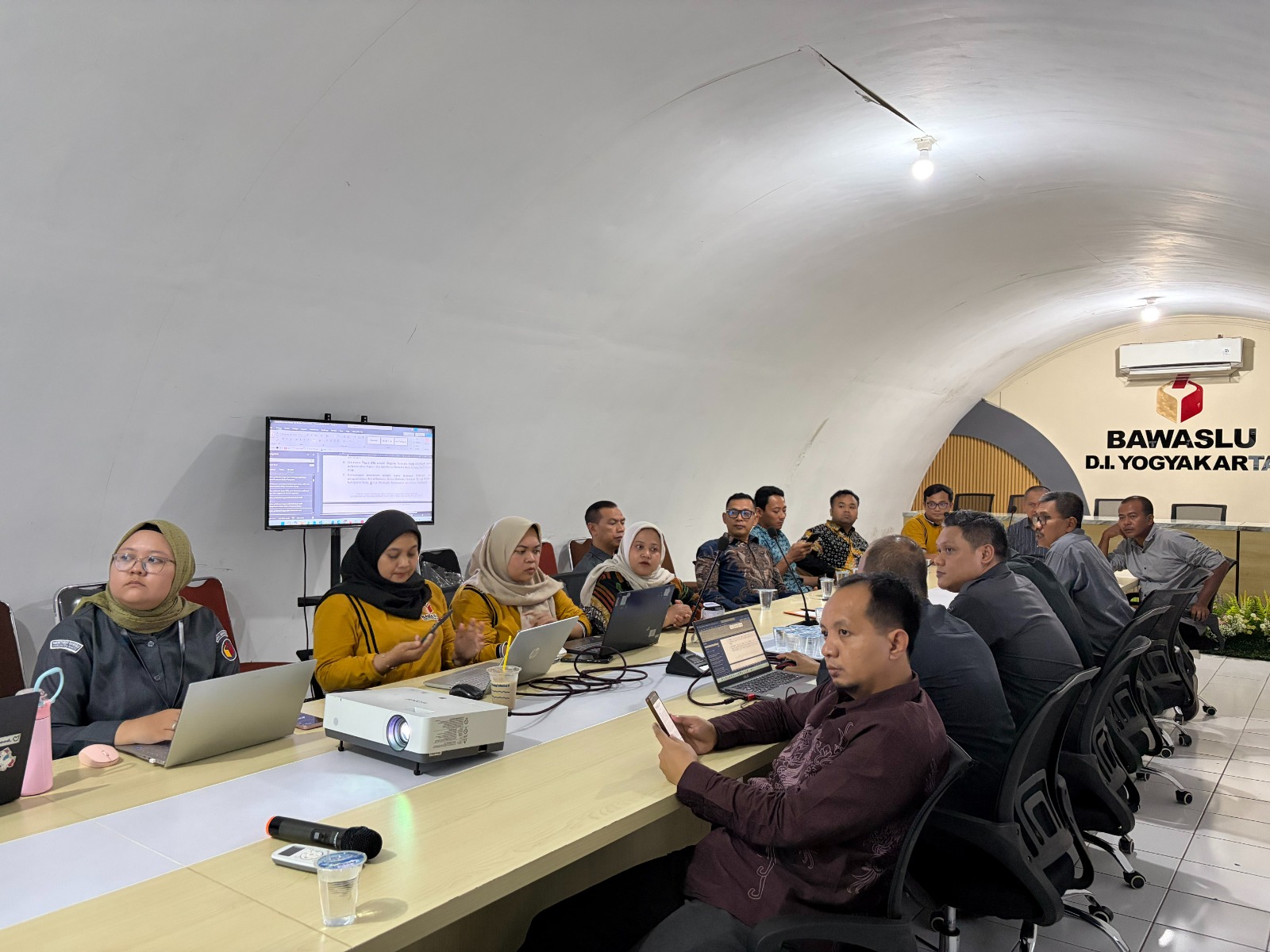 Ketua Bawaslu Kota Yogyakarta, Andie Kartala, menghadiri Rapat Pembahasan Petunjuk Teknis (Juknis) Penggantian Ketua, Penunjukan Pelaksana Harian (Plh), Pelaksana Tugas (Plt), serta Cuti bagi Anggota Bawaslu di Kantor Bawaslu DIY