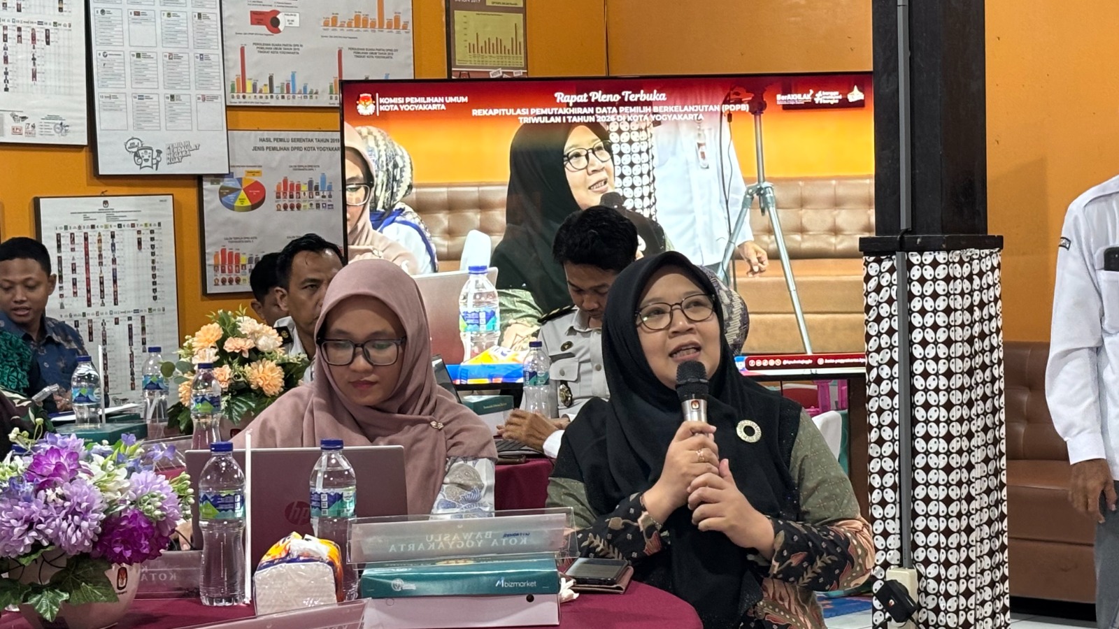 Bawaslu Kota Yogyakarta mengawasi pelaksanaan Rapat Pleno Terbuka Rekapitulasi PDPB Triwulan I Tahun 2026 di KPU Kota Yogyakarta