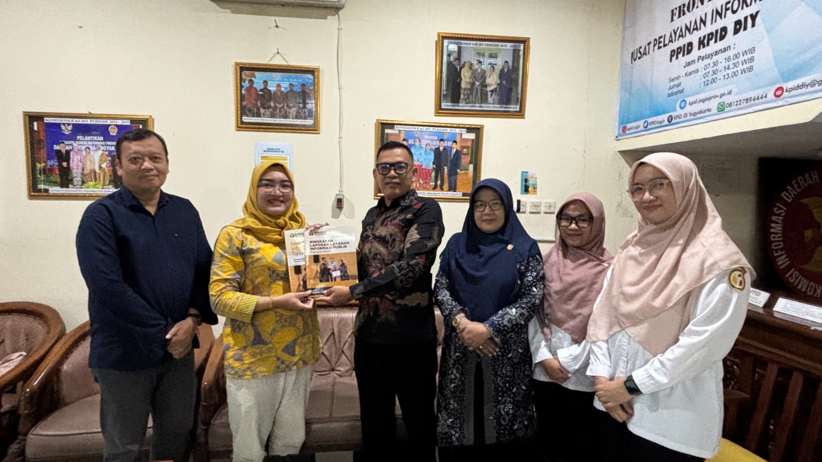 Ketua dan Anggota Bawaslu Kota Yogyakarta menyerahkan Laporan Layanan Informasi Publik Tahun 2025 kepada KID DIY
