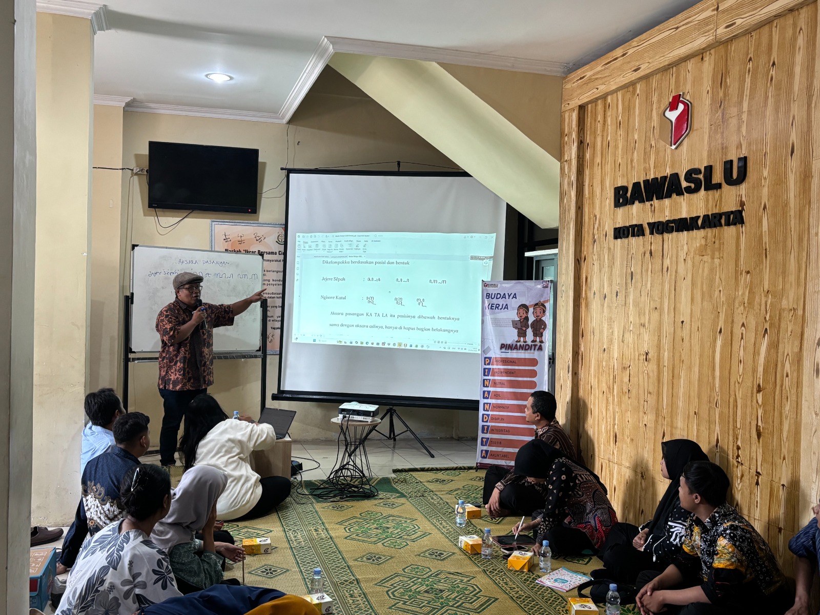 Narasumber memperkenalkan aksara pasangan pada kegiatan knowledge sharing Budaya Literasi Lokal sebagai Spirit Pengawasan Demokrasi Sesi 3