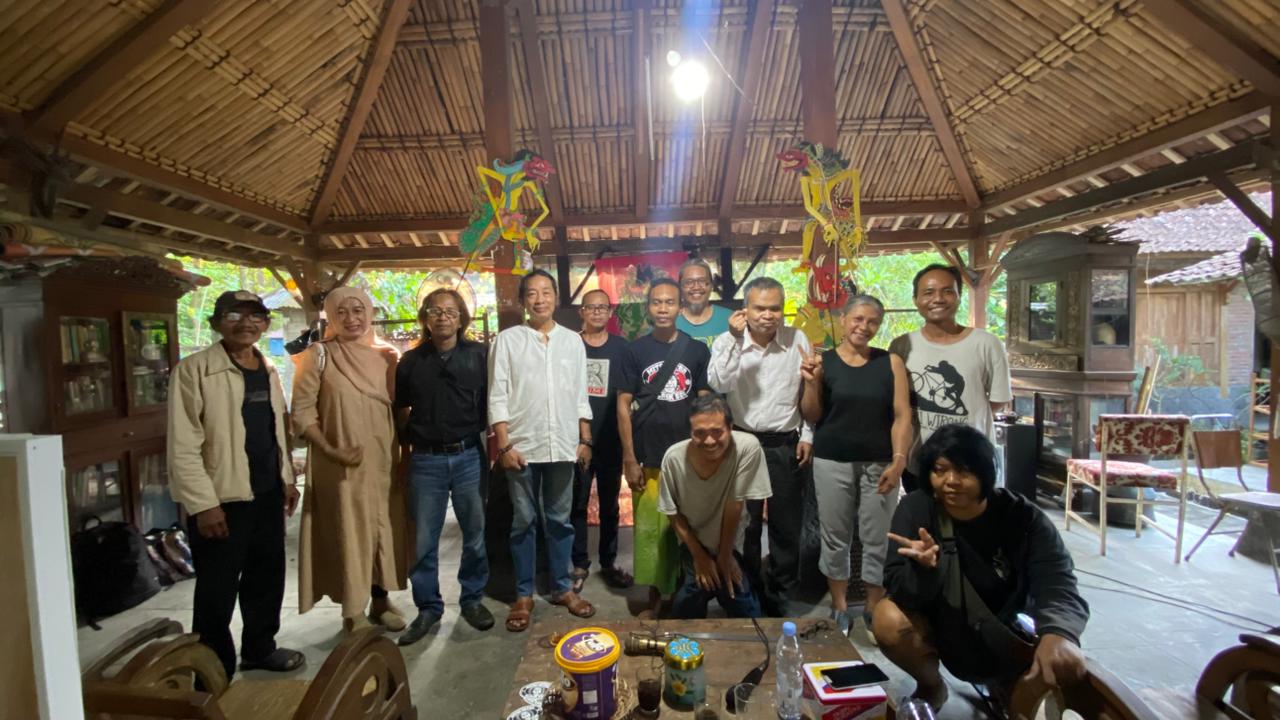 Anggota Bawaslu Kota Yogyakarta, Jantan Putra Bangsa, melakukan konsolidasi demokrasi dengan pendekatan kultural dengan wayang kontemporer