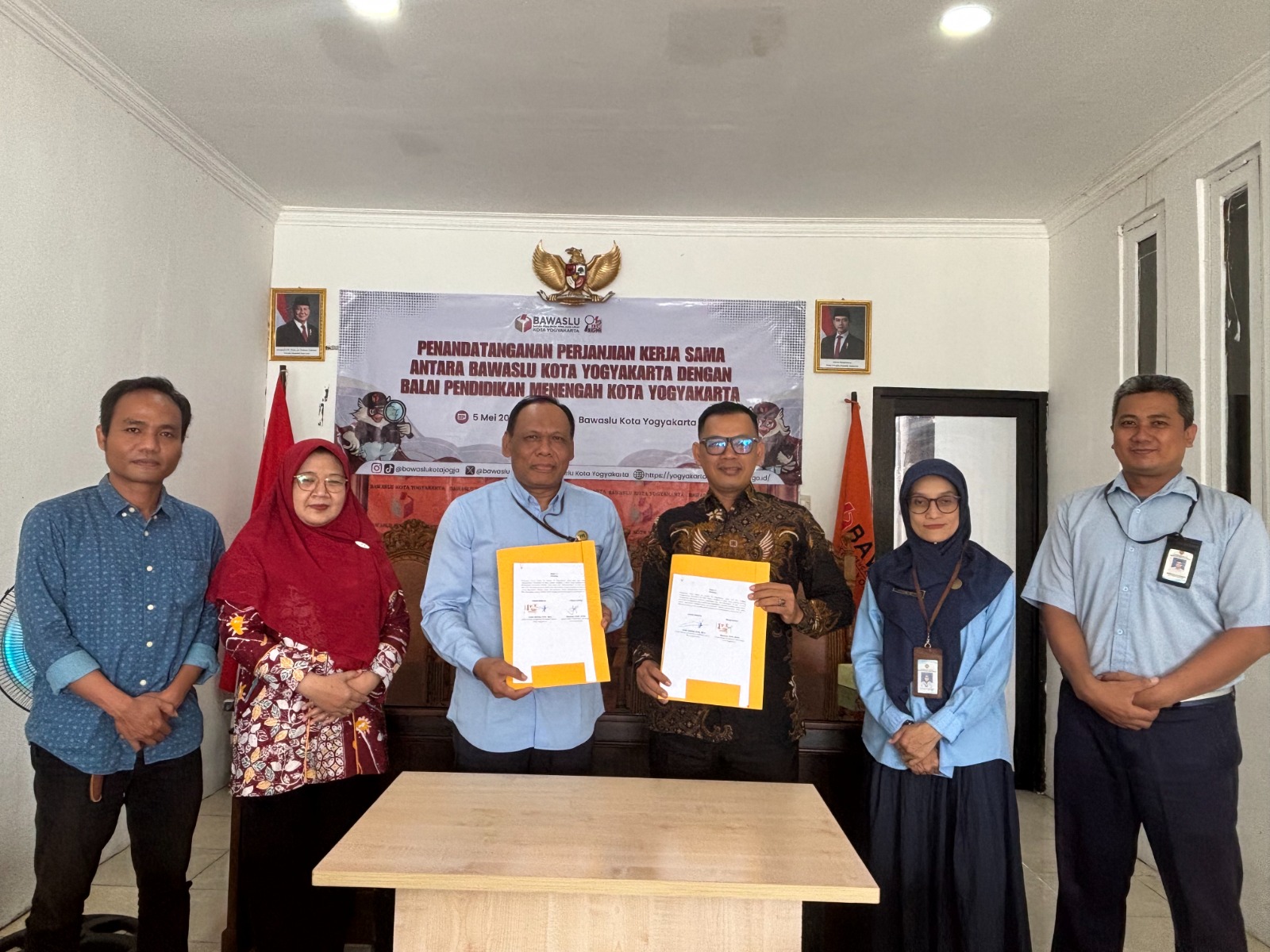 Pimpinan Bawaslu Kota Yogyakarta beserta Balai Dikmen berfoto bersama pasca penandatanganan perjanjian kerja sama (5/5/2026)